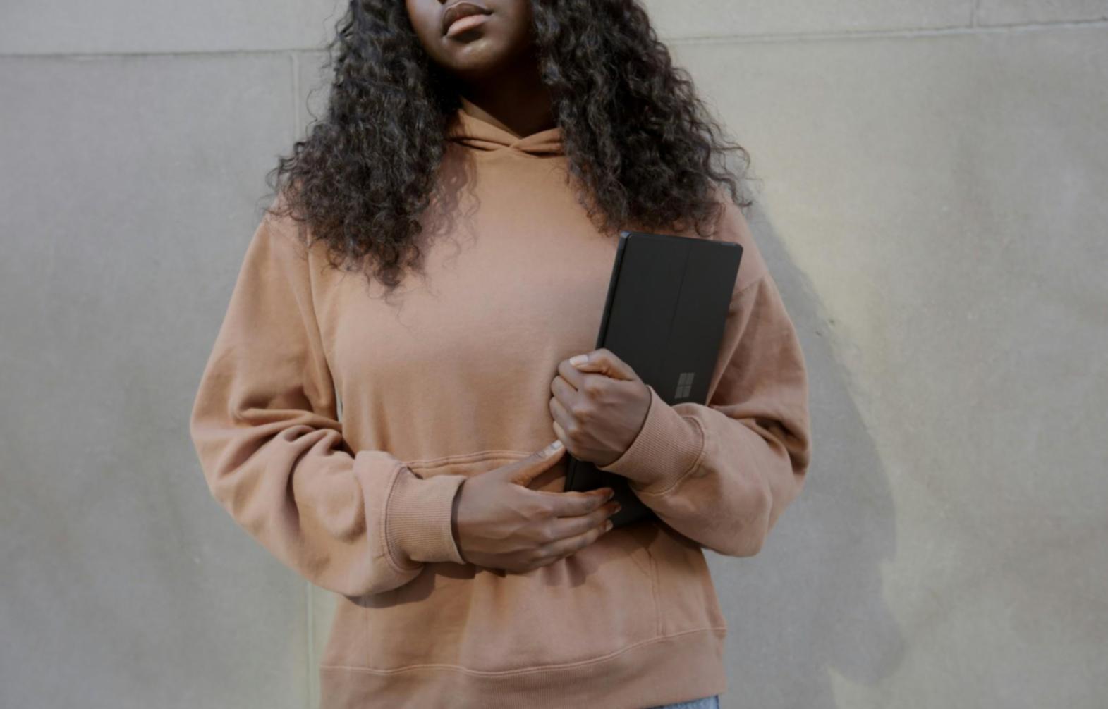 Gruppe von Menschen in produktiver Lernatmosphäre bei gemeinsamer Finanzplanung